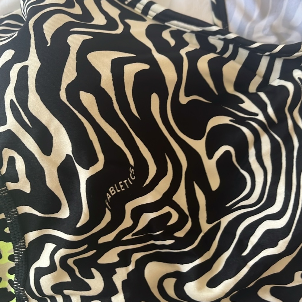 NWT lot of Fabletics White and Animal Print Sports bra - Picture 8 of 9